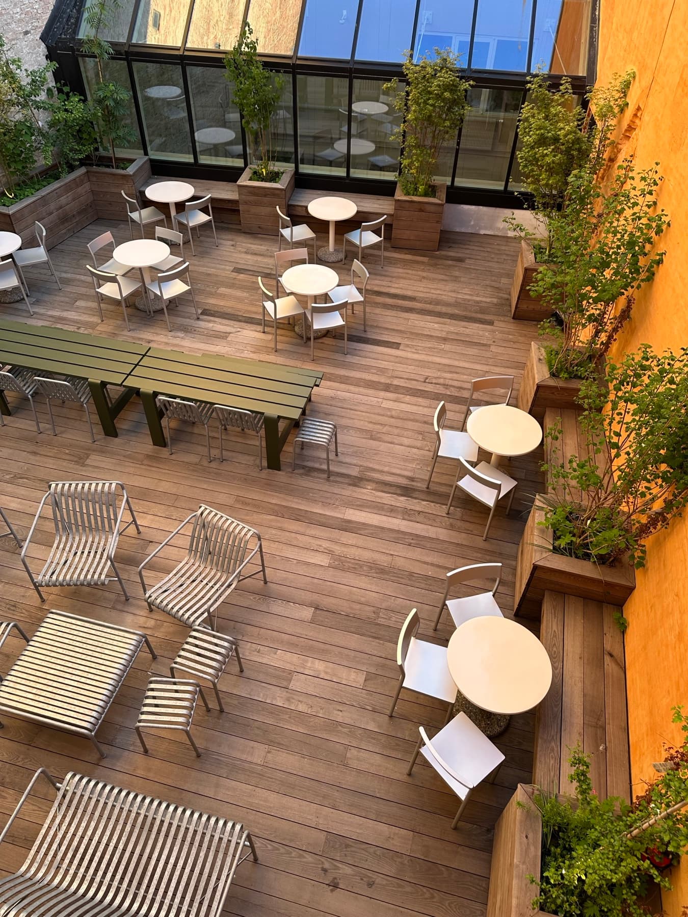 Unik tagterrasse og indbydende gårdmiljø