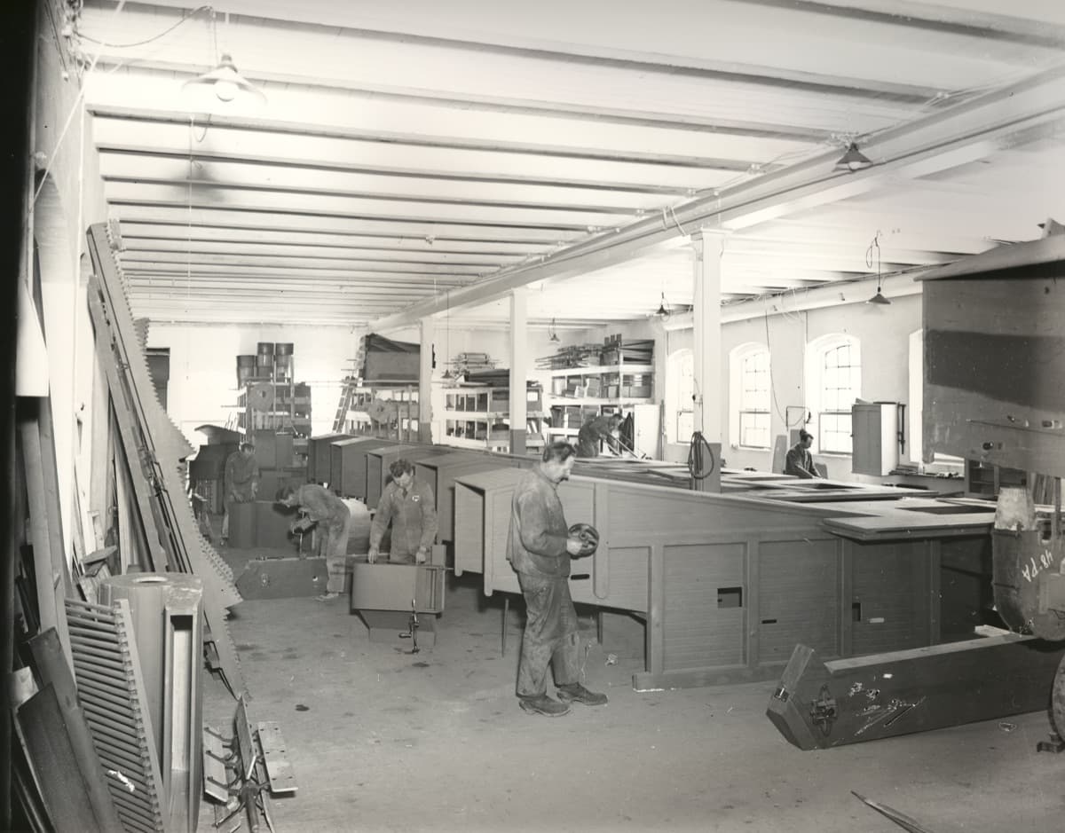 Arbejdere i fabrikshallen